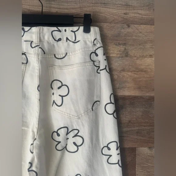 🌼 Size X-Small Cream Colored Straight Leg Pants With A Black Floral Print - Picture 5 of 9